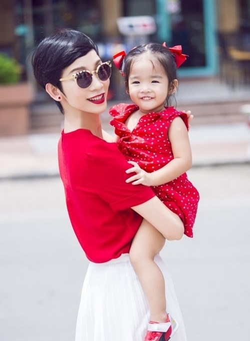 Những bà mẹ đơn thân của showbiz Việt và chuyện đời giấu nước mắt - 2 Xuân Lan và bé Thỏ.