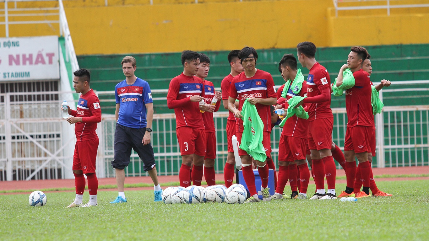 Tính chuyên nghiệp của bóng đá Việt Nam khi tập trung ngắn ...