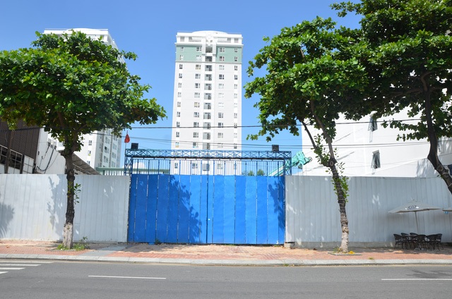 Biệt phủ gỗ quý của "sếp" kiểm lâm và việc "hô biến" đất công ở Đà Nẵng - 4 Đoàn công tác của Bộ Công an đang làm việc với UBND TP Đà Nẵng để điều tra, xác minh, làm rõ những sai phạm trong việc thực hiện 9 dự án và mua, chuyển nhượng 31 nhà, đất thuộc sở hữu Nhà nước tại TP Đà Nẵng theo kết luận của Ủy ban Kiểm tra Trung ương.