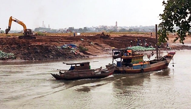 Bộ TN-MT đề nghị dừng thi công dự án lấn sông Đồng Nai - 1 Công trường thi công bờ kè phía nam Dự án Cù lao Tân Vạn (Ảnh: Báo Nhân dân)