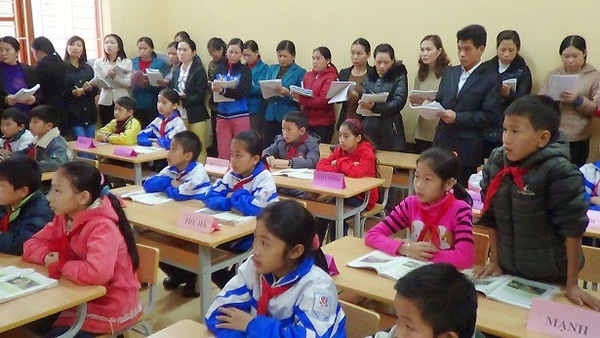 Đổi mới sinh hoạt chuyên môn trong nhà trường: Dự giờ để biết học sinh cần gì - 1
Trong khi dự giờ, chuyển từ thói quen quan sát việc dạy của giáo viên sang quan sát chi tiết việc học của học sinh, từ thói quen dự giờ ở vị trí phía cuối lớp học sang vị trí ở hai bên lớp học hoặc phía trên bục giảng.
