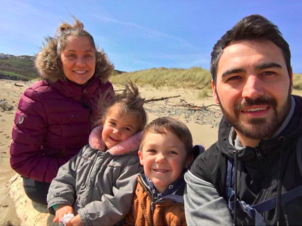 Cặp đôi đến từ xứ Wales quyết định bán hết tài sản để du lịch không hẹn ngày về