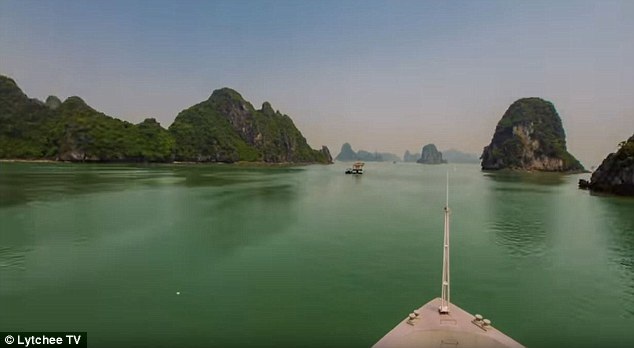 Từ Việt Nam, theo chân du khách nước ngoài đi xuyên châu Á trong vòng 2 phút - 1
Vẻ đẹp lãng mạn mà hùng vĩ của vịnh Hạ Long chinh phục các du khách nước ngoài