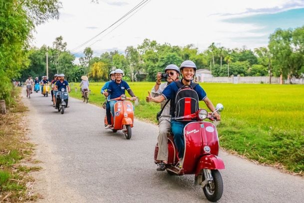 Du khách đến Huế trong dịp lễ 30/4 dự kiến gần 300 nghìn người - 8 Tour đi xe vespa về làng quê
