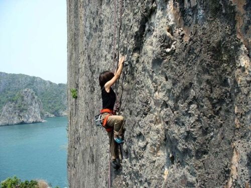 8 trải nghiệm du lịch mạo hiểm hút khách tại Việt Nam - 4 Du khách nên trang bị đầy đủ các thiết bị an toàn trước khi thực hiện thử thách.