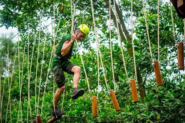 8 trải nghiệm du lịch mạo hiểm hút khách tại Việt Nam - 8 Trò chơi này yêu cầu cao về khả năng giữ thăng bằng, độ can đảm.