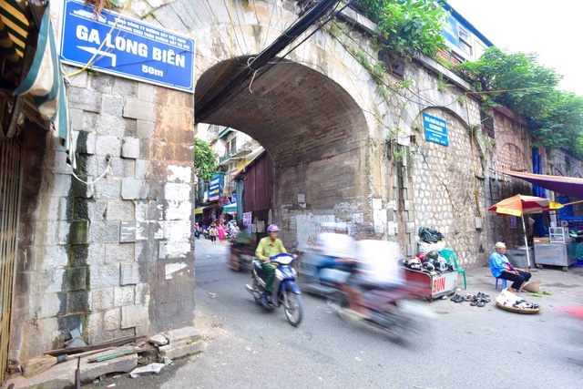Xe sang trùng biển số "thần tài" và loạt biệt thự trên đất nông nghiệp ở Hồ Tây - 5 Cầu đường sắt xây bằng đá hộc có từ thời Pháp nối đầu phố Phùng Hưng tới ga Long Biên có 127 vòm cầu sắp được đục thông, trở về nguyên trạng ban đầu. Hà Nội dự kiến sẽ tạo dựng nơi đây thành không gian văn hoá cộng đồng, bên cạnh một số ô vòm làm lối đi lại. (Ảnh: Toàn Vũ)