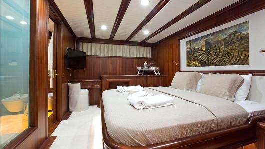 Chiếc siêu du thuyền của điệp viên 007 trong bom tấn “Skyfall” có gì đặc biệt? - 3 Có chiều dài lên đến 56 mét, Regina có thể phục vụ tối đa 12 hành khách cùng một lúc với 6 cabin. Được biết mỗi cabin đều có đầy đủ tiện nghi y hệt như một phòng khách sạn cao cấp.