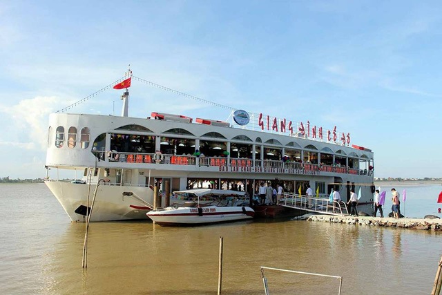 Biệt phủ gỗ quý của "sếp" kiểm lâm và việc "hô biến" đất công ở Đà Nẵng - 5 Một du thuyền có giá 2 triệu USD vừa được rầm rộ khai trương, đưa vào khai thác du lịch trên sông Lam cho dù chưa được các cơ quan chức năng cấp phép hoạt động. (Ảnh: Tiến Hiệp)