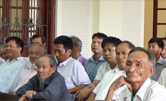 Vụ 2 công an nhận hối lộ của chủ quán kinh doanh nhạy cảm: Xuất hiện tình tiết bất ngờ - 3 Rất đông người dân tới theo dõi buổi xét xử, trong khi đó ông Đậu Quang Hòa - Trưởng Công an xã, được mời đến tòa với tư cách là người có quyền lợi nghĩa vụ liên quan không có mặt