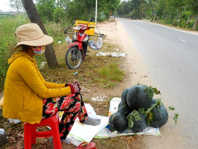 Dưa hấu Việt khó xuất sang Trung Quốc vì không cạnh tranh nổi với dưa Lào, Myanmar - 2
Dưa hấu ế ẩm, nông dân đưa ra đường ngồi bán (Ảnh: N. Linh)