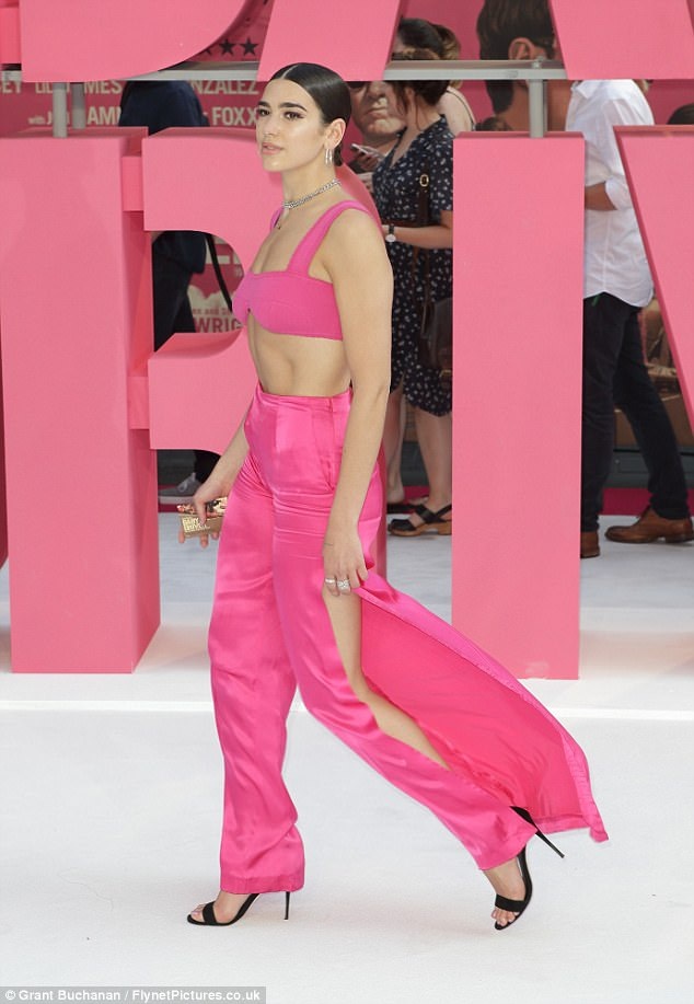 
Ngôi sao đang lên diện bộ đồ màu hồng rực rất sexy của hãng Blumarin. Bộ cánh giúp cô khoe thân hình săn chắc và khỏe khoắn cùng cơ bụng hoàn hảo
