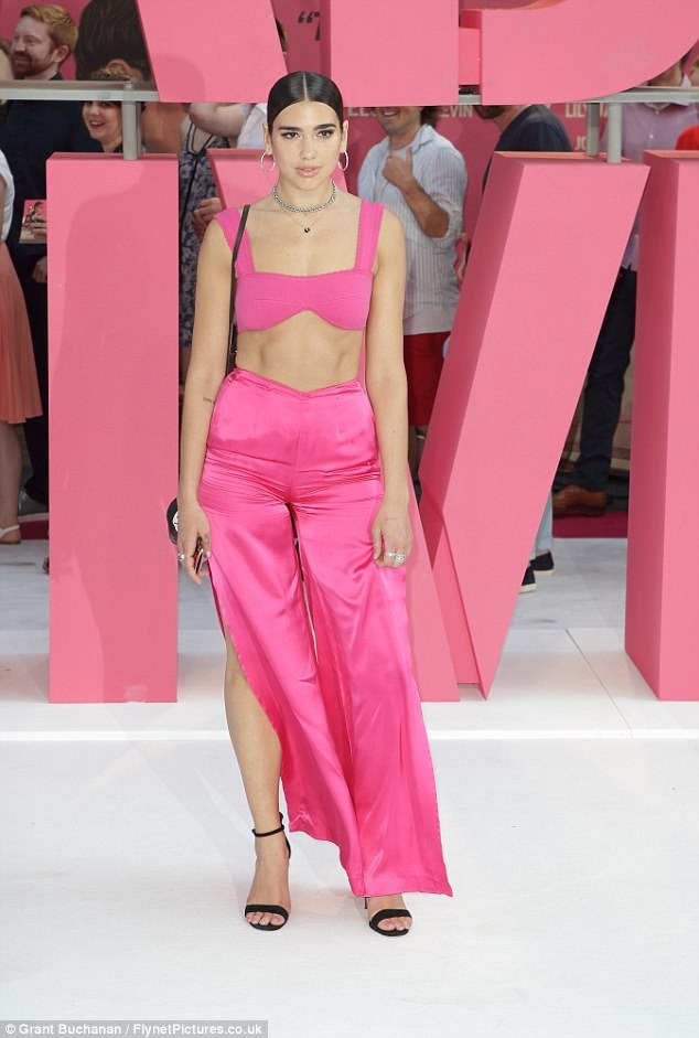 
Dua Lipa đang là ca sỹ trẻ rất được báo giới Anh quốc quan tâm gần đây. Cô hoạt động nghệ thuật từ khi 14 tuổi và nổi lên trên trang Youtube nhờ cover lại bản hit của Christina Aguilera và Nelly Furtado
