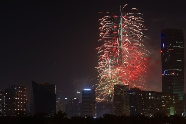 Pháo hoa thắp sáng tòa tháp cao nhất thế giới ở Dubai - 8 (Ảnh: Mirror)
