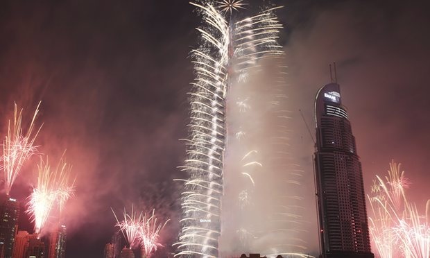 Pháo hoa rợp trời châu Âu chào đón năm mới 2017 - 33
Pháo hoa thắp sáng tòa tháp cao nhất thế giới Burj Khalifa ở Dubai, Các tiểu vương quốc Ả-rập thống nhất (Ảnh: AP)