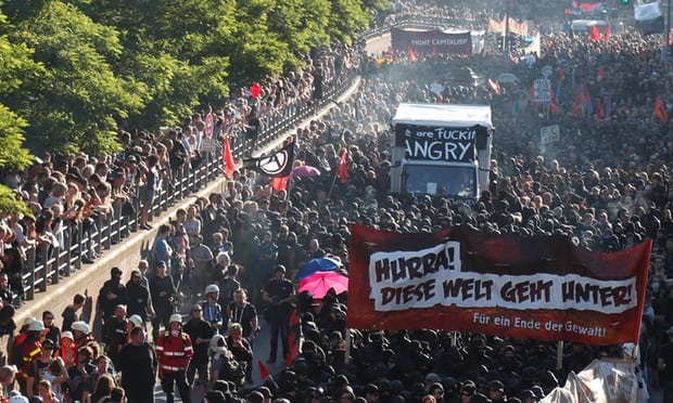 Cảnh sát Đức trước đó đã cảnh báo về nguy cơ xảy ra bạo lực tại Hamburg và cho biết đã tịch thu nhiều loại vũ khí tự chế của người biểu tình. (Ảnh: EPA)