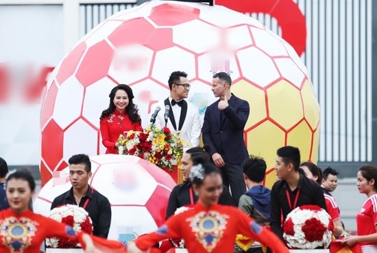 Sau lễ ăn hỏi bí mật, MC Đức Bảo dẫn cho huyền thoại của Manchester - 2 Anh vui vẻ trò chuyện cùng huyền thoại của Man Utd.