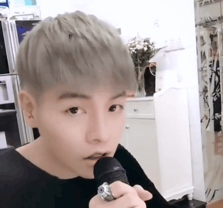 Showbiz Việt “bội thực" những ca “đập mặt xây lại”, lộ ảnh mộc xấu “thảm hại” - 1 Trong suốt những ngày qua, hình ảnh Đức Phúc không chỉ gây chấn động trong giới nghệ sĩ mà còn khiến cho câu chuyện nghệ sĩ thẩm mỹ trở nên nóng hơn bao giờ hết.