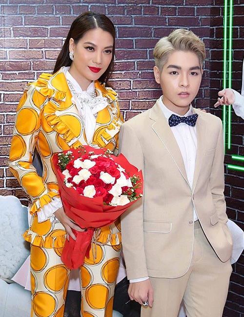 Showbiz Việt “bội thực" những ca “đập mặt xây lại”, lộ ảnh mộc xấu “thảm hại” - 3 Trong buổi ra mắt bộ phim điện ảnh “Sắc đẹp ngàn cân” tại TPHCM, Đức Phúc lần đầu chính thức lộ diện bên cạnh đàn chị Trương Ngọc Ánh. Ca sĩ Đức Phúc hoàn toàn khác lạ sau khi trải qua ca thẩm mỹ phức tạp và giảm cân rất tích cực. Nhiều người cảm thấy bất ngờ trước diện mạo mới của Đức Phúc.