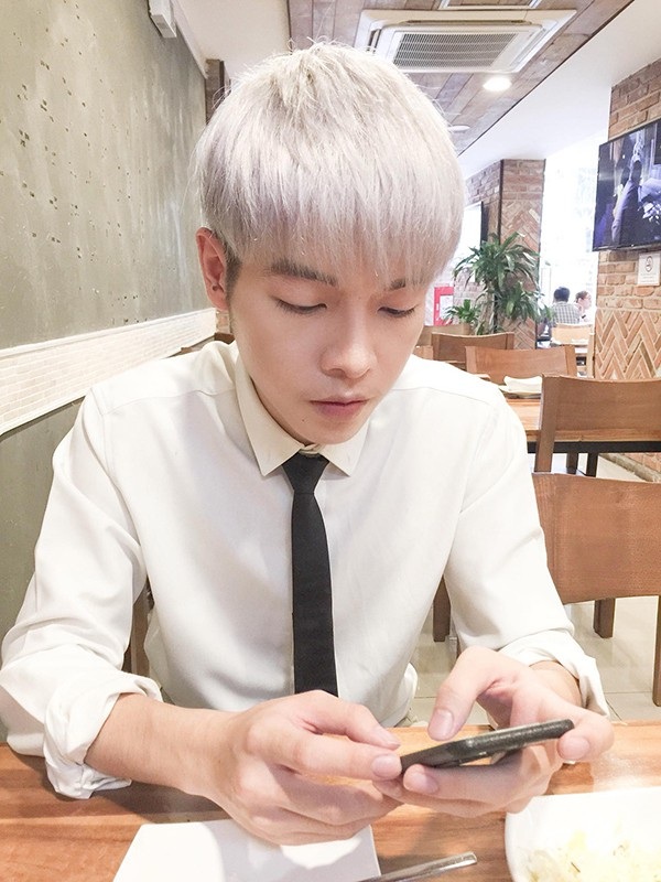 Ca sĩ Đức Phúc khá tự tin về diện mạo bảnh bao của mình khi chia sẻ: Học sinh Hàn Quốc ăn trưa.