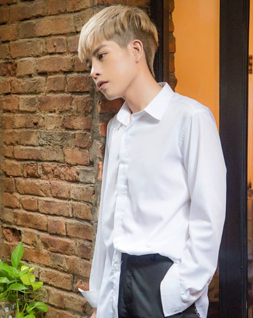 Tự Long làm thơ... xin lỗi vợ, Hà Hồ phủ nhận “cạch mặt” Mr Đàm - 9 Đức Phúc sau hành trình thẩm mỹ thành công, bất ngờ nam ca sĩ chia sẻ hình ảnh mới với trang phục diện áo sơ mi trắng quần âu khoe vẻ đẹp trai, thư sinh.