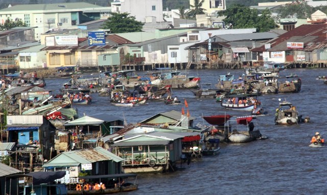 Một khúc sông ở chợ Nổi Cần Thơ đông nghẹt các thuyền chở du khách