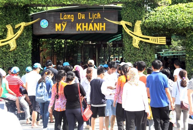 Du khách như nêm ở làng du lịch Mỹ Khánh (huyện Phong Điền, TP Cần Thơ)