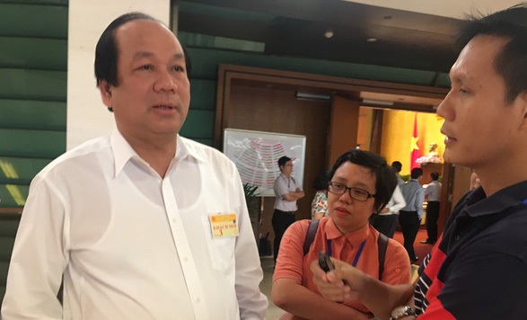 “Đã nhiều lần nghe báo cáo về Tân Sơn Nhất, Thủ tướng vẫn băn khoăn” - 1
Bộ trưởng Mai Tiến Dũng trao đổi bên hành lang Quốc hội sáng 13/6.