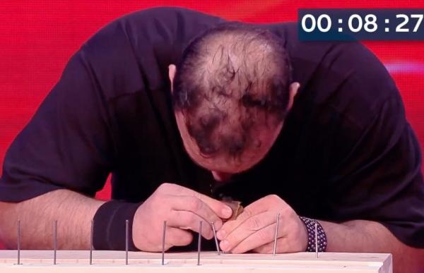 Đô vật lập kỷ lục dùng đầu đóng đinh - 1