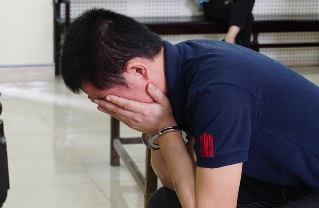Nghe tin con giết người, mẹ uống thuốc chuột tự vẫn - 3 Sau khi gây án, Dũng gọi về cho mẹ thông báo về tội ác của mình. Không chịu nổi cú sốc, mẹ Dũng uống thuốc chuột tự vẫn nhưng may mắn được cứu sống