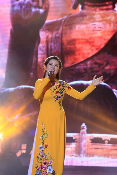 Sao mai Thuỳ Dung ngọt ngào trong đêm nhạc “Vu lan báo hiếu” - 1 Sao mai Thùy Dung gây xúc động khi hát nhiều ca khúc về mẹ trong đêm nhạc Vu lan báo hiếu.