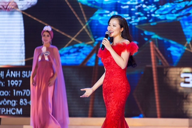 Thuỳ Dung đẹp mặn mà không kém thí sinh Hoa hậu Đại dương - 2 Ca sĩ Thùy Dung nổi bật trên sân khấu với váy đỏ rực rỡ.