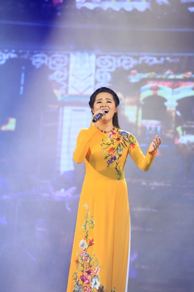 Sao mai Thuỳ Dung ngọt ngào trong đêm nhạc “Vu lan báo hiếu” - 2 Sao mai Thuỳ Dung ngọt ngào trong đêm nhạc “Vu lan báo hiếu” - 2