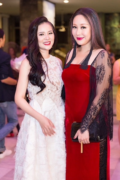 Thuỳ Dung đẹp mặn mà không kém thí sinh Hoa hậu Đại dương - 5 Ca sĩ Thùy Dung thân thiết với Hoa hậu Ngô Phương Lan trong đêm chung kết Hoa hậu Đại duong.