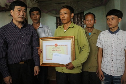 Truy tặng bằng khen với nam sinh lao mình xuống sông Cầu cứu bạn - 1 Bộ Giáo dục truy tặng Bằng khen dũng cảm quên mình cứu bạn của em Nguyễn Văn Thao.
