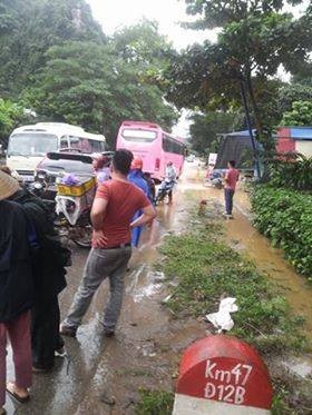 Đường 12B đoạn qua Ba Hàng Đồi mưa ngập dẫn đến ùn tắc cục bộ.