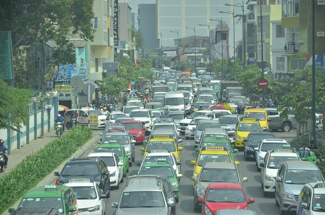 Kiến nghị mở thêm cổng vào sân bay Tân Sơn Nhất để giảm kẹt xe - 2 Các tuyến đường vào sân bay thường xuyên rơi vào tình trạng ùn tắc. Trong ảnh: đường Bạch Đằng