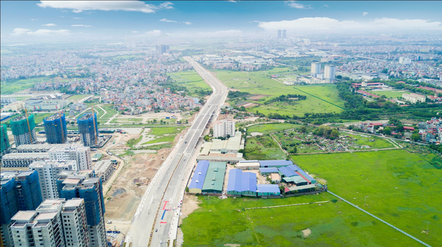 14 căn nhà trôi tuột xuống sông và cổng tỉnh 200 tỷ đồng - 8 Chậm tiến độ 7 năm, dự án đường Lê Đức Thọ kéo dài vừa chính thức thông xe vào sáng 28/4. Để có hơn 3,5km đường này, Hà Nội phải đổi gần 70ha đất. (Ảnh: Vũ Toản)