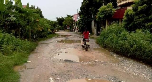 Dân 3 xã kêu trời vì con đường “đau khổ” nhất huyện - 2 Người dân quá quen thuộc với cảnh lội nước giữa trời nắng ở tuyến đường này