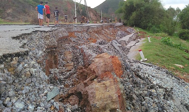 Trưởng công an xã đá văng thau cá và tàu đường sắt trên cao “dàn trận” chờ ngày lăn bánh - 6 Được xem là dự án trọng điểm có ý nghĩa hết sức quan trọng với bộ mặt kinh tế, văn hóa - xã hội của địa phương, tuy nhiên, chỉ một thời gian ngắn thông xe, tuyến đường nối Khu di tích Lê Hồng Phong với Khu di tích Xứ ủy Trung Kỳ (Hưng Nguyên, Nghệ An) đã hư hại nghiêm trọng sau những trận mưa lớn đầu tháng 10 vừa qua. (Ảnh: Nguyễn Duy)