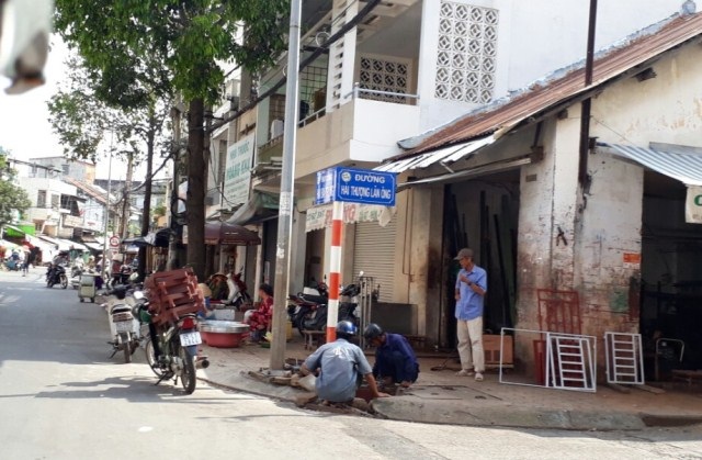 “Soi” camera phạt nguội hành vi lấn chiếm lòng lề đường - 3 Vỉa hè đường hải Thượng Lãn Ông (quận Ninh Kiều) bị lấn chiếm