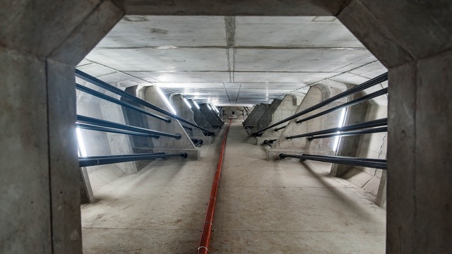 Những cầu, hầm ấn tượng nhất Việt Nam và cụ bà có “bộ tóc rồng” - 4 Đường ô tô Tân Vũ - Lạch Huyện (TP Hải Phòng) hay còn được gọi là cầu vượt biển dài nhất Việt Nam dự kiến sẽ thông xe vào đầu tháng 9 tới. Nhìn bên ngoài, hình ảnh cây cầu hiện lên vượt tầm mắt, ít ai biết dưới mặt cầu có một đường hầm khá đặc biệt. (Ảnh: Như Quỳnh)