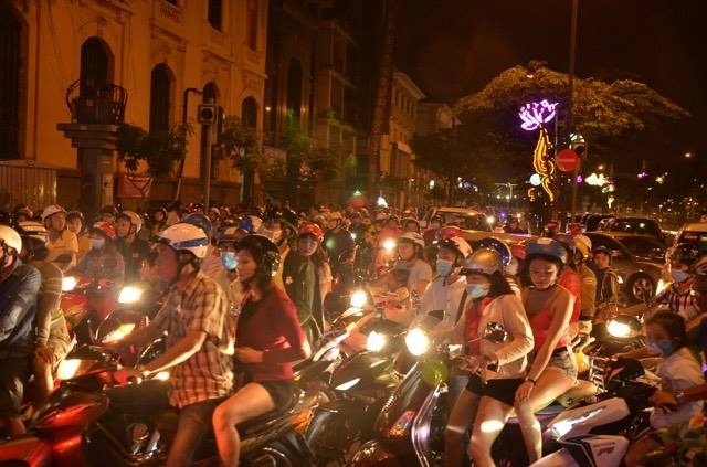 Người dân cả nước hân hoan trong phút giao thừa - 57 Người dân cả nước hân hoan trong phút giao thừa - 57