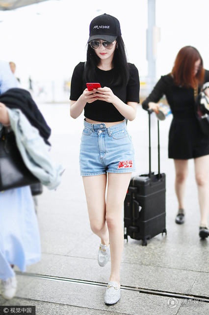 Triệu Vy trẻ trung nhờ da trắng sứ, Dương Mịch khoe eo thon với short ngắn - 8
Dương Mịch không quên kiểm tra tin nhắn trong lúc đợi làm thủ tục.