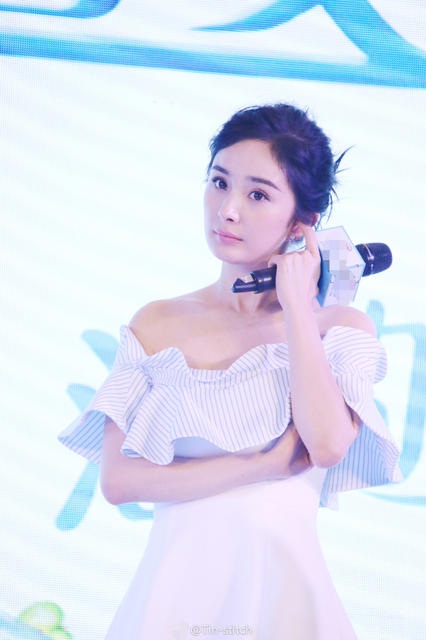 Dương Mịch khoe chân thon dài thẳng muốt - 8
Dương Mịch rất phù hợp với phong cách trang điểm tự nhiên và nhẹ nhàng.