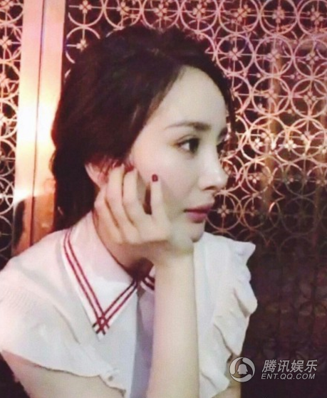Dương Mịch bị chỉ trích vì lạm dụng “chỉnh sửa ảnh” - 15
Dương Mịch và Khải Uy kết hôn vào năm 2014 sau gần 2 năm hò hẹn tìm hiểu. Hôn nhân của họ chỉ hạnh phúc trong năm đầu tiên khi hai người luôn chung bước với nhau trong các sự kiện. Từ năm 2016, tin đồn về việc hai người bí mật ly dị không bao giờ dứt nhưng cả hai đều liên tiếp phủ nhận thông tin này.