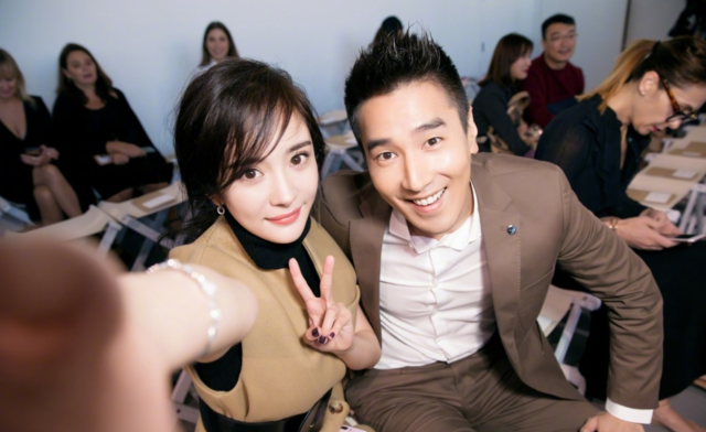 Dương Mịch đẹp rạng ngời bên "người tình màn ảnh" Triệu Hựu Đình - 10
Dương Mịch chụp ảnh kỷ niệm cùng Hựu Đình và chia sẻ trên trang cá nhân. Bức ảnh lập tức nhận được nhiều lượt like và bình luận trên trang cá nhân của người đẹp.