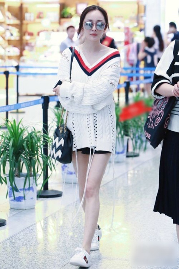 Mê mẩn gu thời trang sân bay sành điệu và đẳng cấp của Dương Mịch - 23 Mê mẩn gu thời trang sân bay sành điệu và đẳng cấp của Dương Mịch - 23