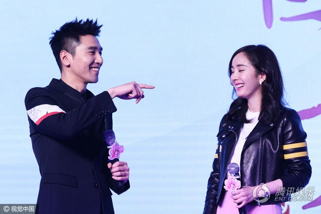 Dương Mịch tươi xinh và trẻ trung trong sự kiện - 7
Tháng 1 này là kỷ niệm ngày cưới 3 năm của Dương Mịch và Lưu Khải Uy nhưng cô và chồng không ở bên nhau. Cô miêt mài cho bộ phim mới cùng đàn em Hoàng Tử Thao. Nhiều người cho rằng sở dĩ vợ chồng Dương Mịch và Lưu Khải Uy không bên nhau trong kỷ niệm ngày cưới vì cả hai đã ly dị. Thông tin này cũng được các tờ báo lá cải tại Trung Quốc đăng tải nhiều lần nhưng cả hai người trong cuộc luôn im lặng.
