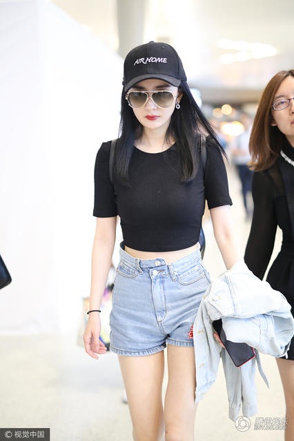 Triệu Vy trẻ trung nhờ da trắng sứ, Dương Mịch khoe eo thon với short ngắn - 7
Dương Mịch vẫn im lặng trước tin đồn cô và Lưu Khải Uy đã li dị mà một blogger nổi tiếng của Trung Quốc mới tiết lộ hồi đầu tháng 6/2017. Dương Mịch và Lưu Khải Uy kết hôn được 3 năm nhưng đã sống với tin đồn li dị suốt 1 năm qua.